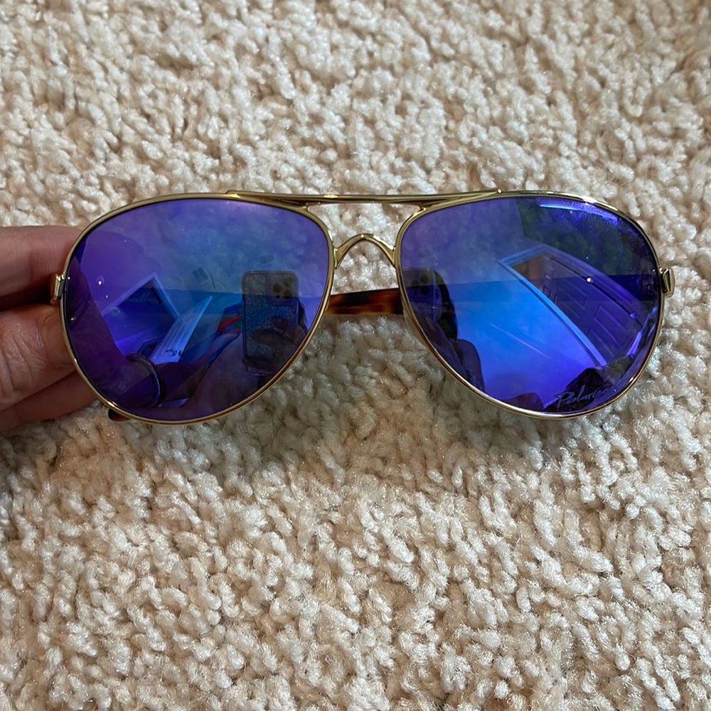 Oakley polarized sunglasses. Small scratch on right lense.